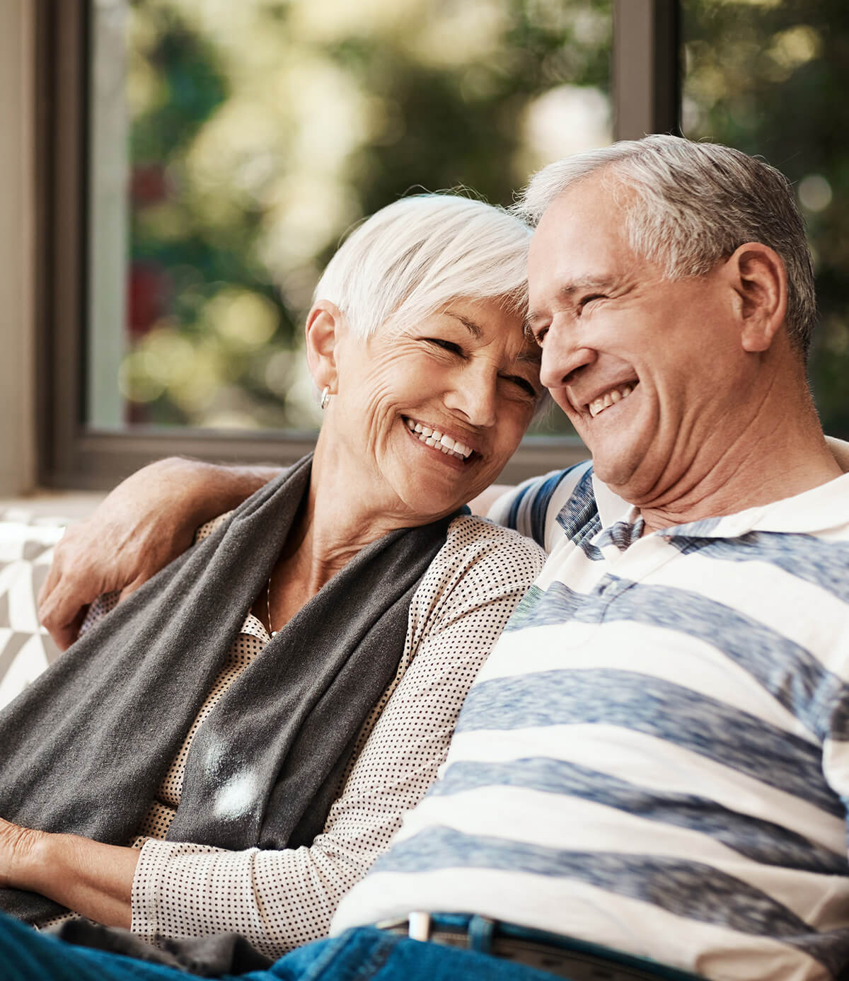Älteres Paar lacht gemeinsam dank bester telemedizinischer Versorgung durch KJK Health Care